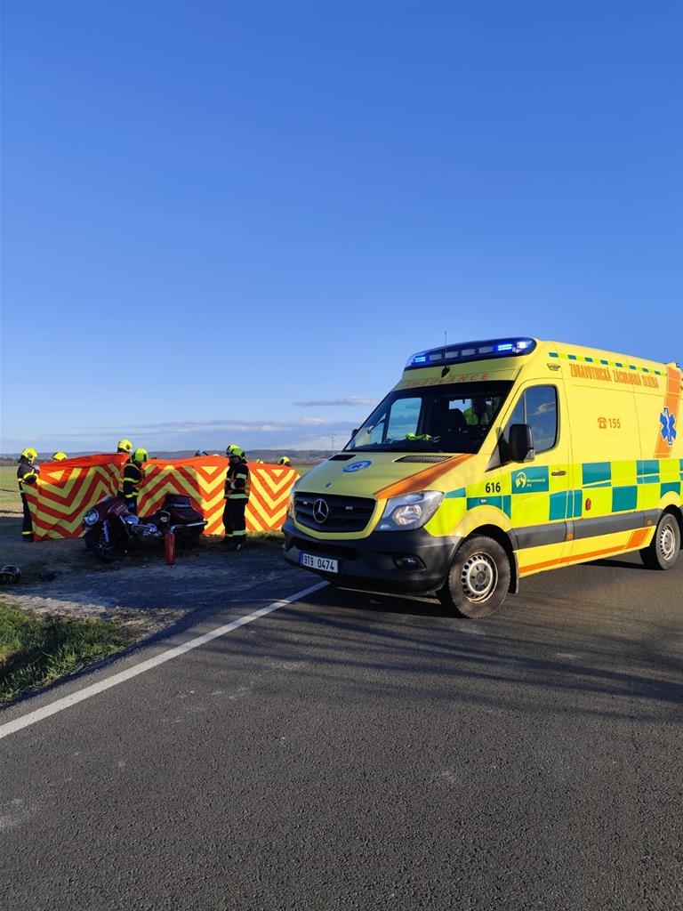 Tragická nehoda na Opavsku. Motorkář po vážném zranění na místě zemřel