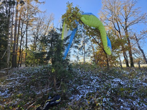 Hasiči zachraňovali paraglidistu v těžkém terénu u Luže
