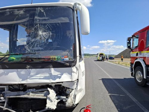 Vážná dopravní nehoda u Velkého Týnce: Zraněno 22 osob, zasahovaly složky IZS