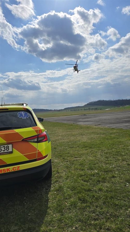 Záchranáři zasahovali u dvou dopravních nehod. Na pomoc letěl i vrtulník