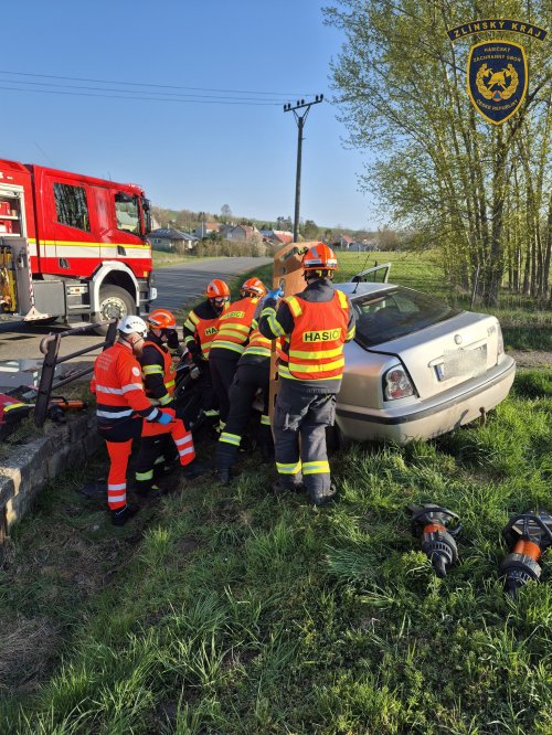 Nehoda u Bořenovic uvěznila řidiče ve voze. Hasiči ho vyprostili během dvaceti minut