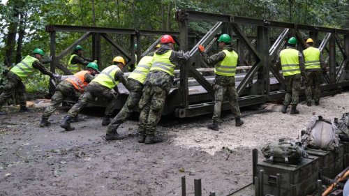 Ženisté v Bělé pod Pradědem postavili první mostní provizorium
