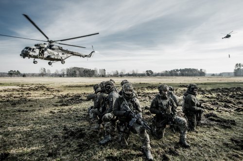 Čeští vrtulníkáři si v Polsku poprvé vyzkoušeli i námořní operace