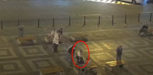 Muž slovně obtěžoval ženy sedící na lavičce na Václavském náměstí, u sebe měl navíc krátkou střelnou zbraň