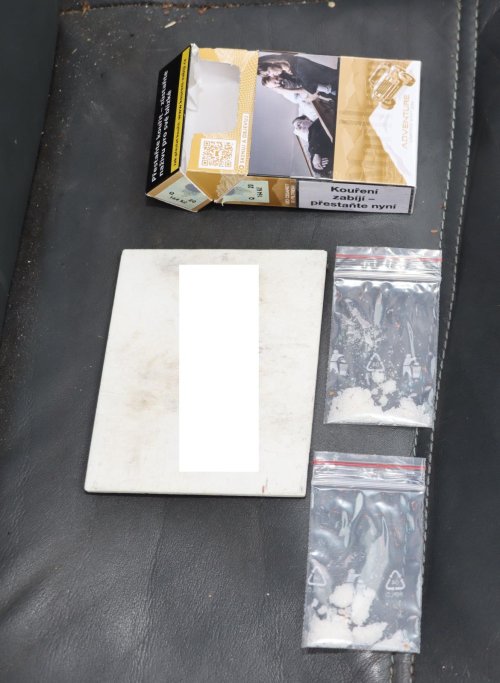 Mladý dealer drog z Prachaticka čelí obvinění z distribuce pervitinu, marihuany, kokainu a MDMA
