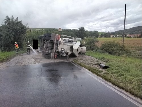 Dopravní nehoda mixu na beton u Divic