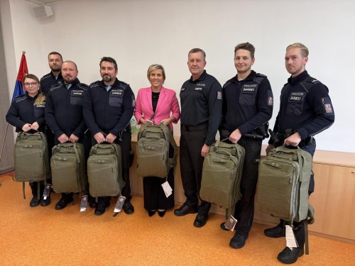 Vteřiny, které zachraňují životy. Karlovarská policie získala špičkové záchranářské batohy!