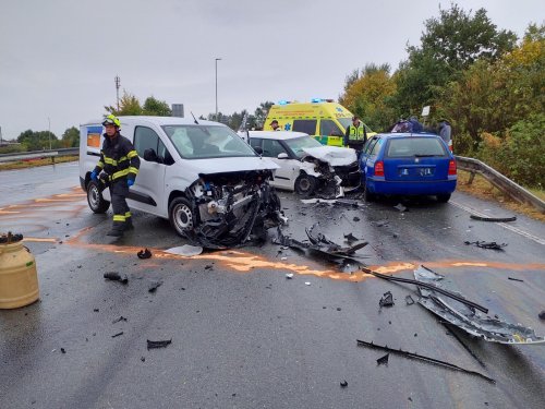 Na nadjezdu u Černé za Bory havarovala tři vozidla