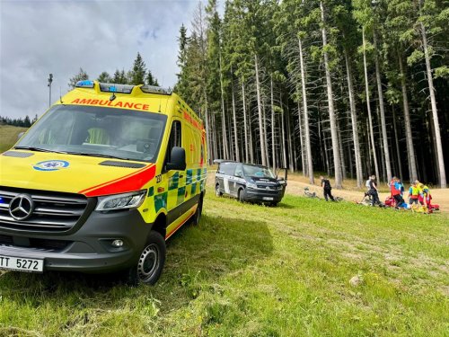 Pád ze čtyřkolky v Beskydech. Záchranáři a horská služba zasahovali u těžce zraněného muže