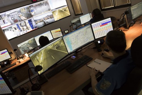 Incident na Strossmayerově náměstí V Praze. Muž neunesl pokutu, skončil v poutech