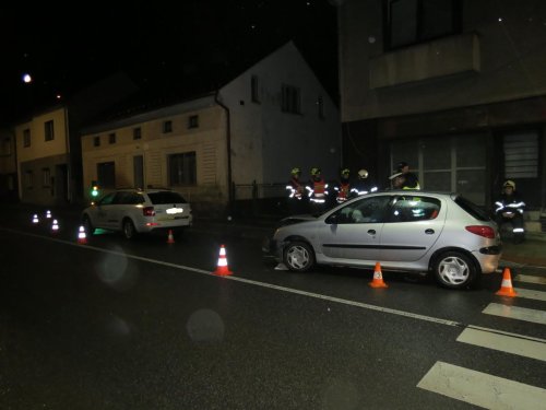 Opilý řidič bez řidičáku narazil do stojícího auta v Úpici