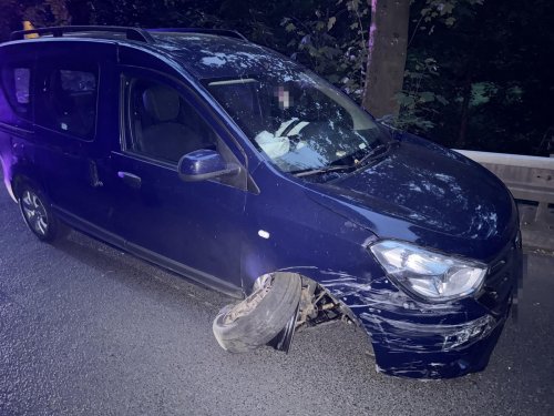 Opilá matka s platným zákazem řízení bourala. Na zadním sedadle vezla nezletilého syna
