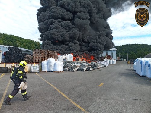 Požár plastového materiálu v Ludkovicích zaměstnal 11 hasičských jednotek