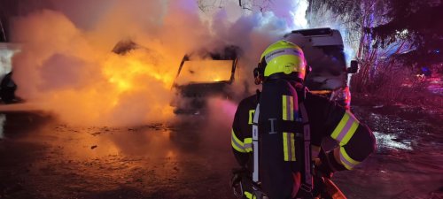 Vánoce v plamenech i na větru. Hasiči ve třech krajích zasahovali u desítek událostí